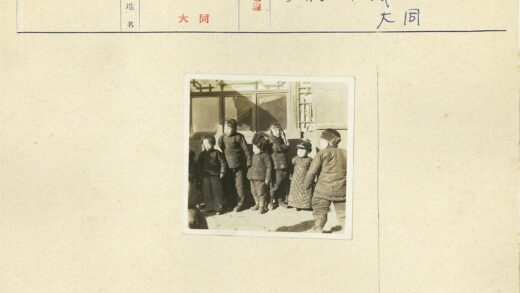 传统服装儿童在古建筑前.jpg