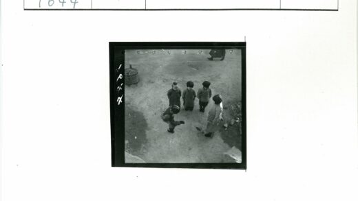 传统服装儿童户外玩耍.jpg