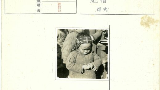 传统服装儿童手持小物件合影.jpg