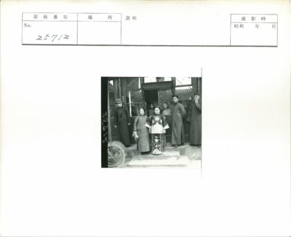 传统服装六人门前合影.jpg