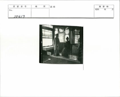 传统服装女子与纸格窗房间.jpg