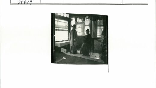 传统服装女子与纸格窗房间.jpg