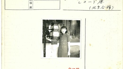传统服装妇女与复杂图案灯笼.jpg