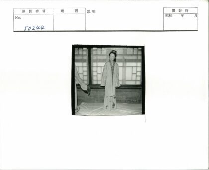传统服装妇女与方格窗.jpg