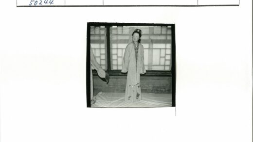 传统服装妇女与方格窗.jpg