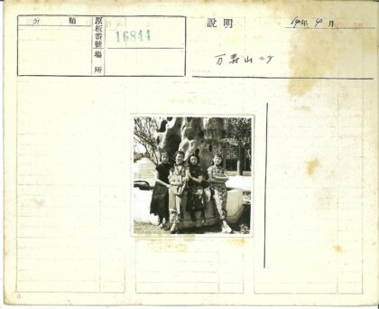 传统服装妇女户外石凳合影.jpg