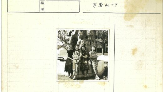 传统服装妇女户外石凳合影.jpg
