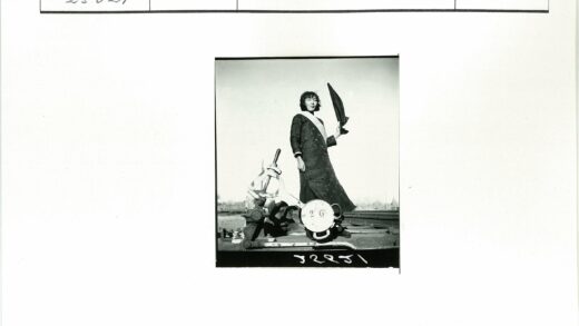 传统服装妇女持伞铁路道口.jpg