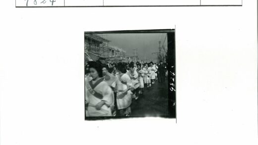 传统服装妇女街道行进.jpg