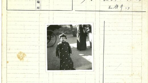 传统服装孩童与人力车背影.jpg