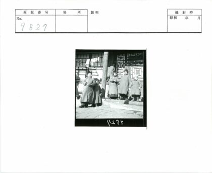 传统服装孩童与古建筑窗前.jpg