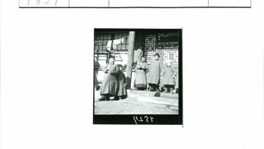 传统服装孩童与古建筑窗前.jpg