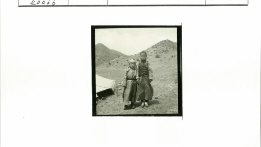 传统服装孩童与帐篷山景.jpg
