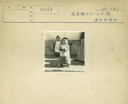 传统服装孩童与背景人物.jpg