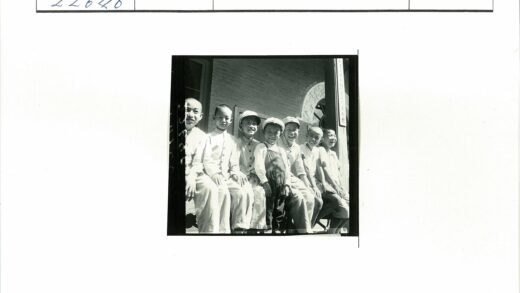 传统服装孩童欢乐合影.jpg
