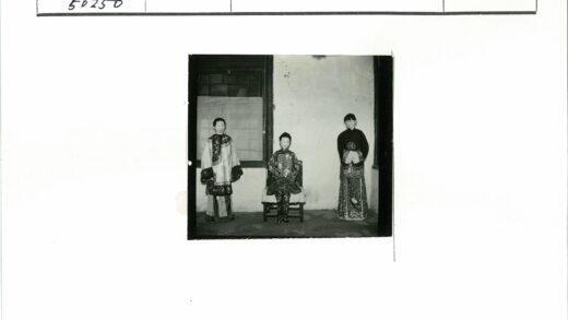 传统服装室内窗边合影.jpg