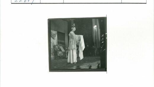 传统服装室内舞台表演.jpg