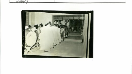 传统服装室内鞠躬与大鼓.jpg