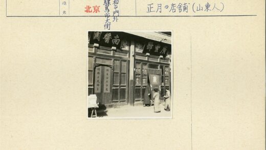 传统服装家庭在古建筑前合影.jpg