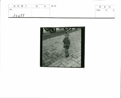 传统服装小孩与手推车街景.jpg