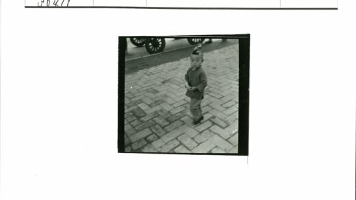 传统服装小孩与手推车街景.jpg