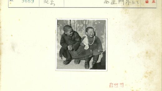 传统服装小孩微笑木墙前.jpg