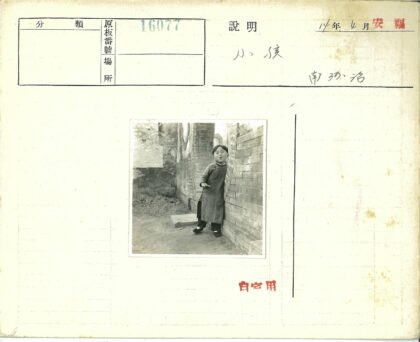 传统服装小男孩砖墙背景.jpg