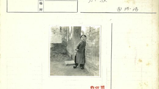 传统服装小男孩砖墙背景.jpg