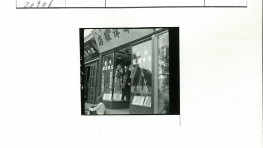 传统服装店陈列与街景.jpg