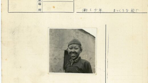 传统服装微笑人物与建筑背景.jpg
