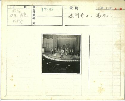传统服装战车舞台表演.jpg