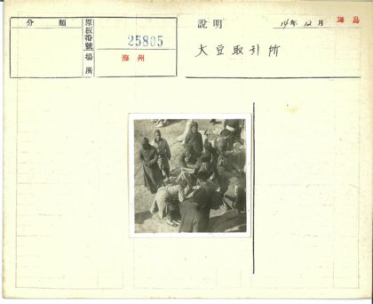 传统服装户外聚会.jpg