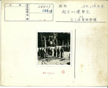 传统服装户外队列与古建筑.jpg