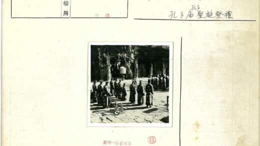 传统服装户外队列与古建筑.jpg