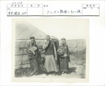 传统服装扇舞帐篷前.jpg