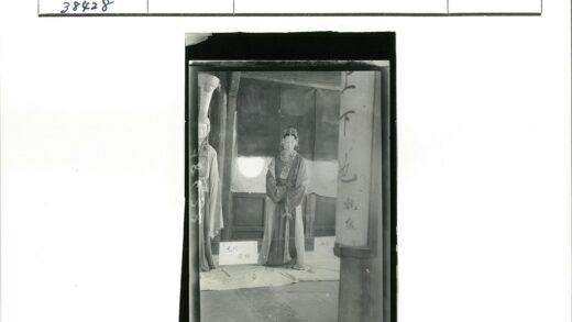 传统服装手写标语室内场景.jpg