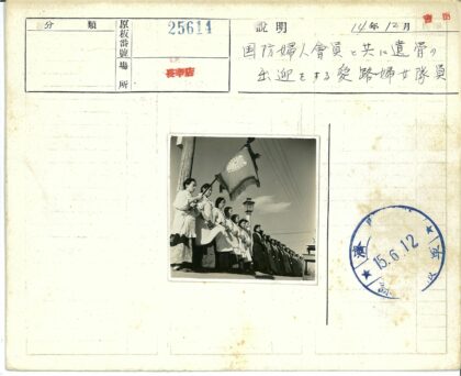 传统服装旗帜游行户外街景.jpg