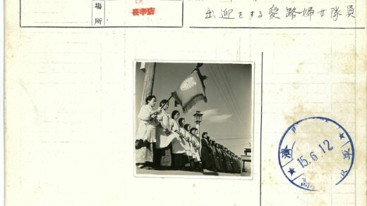 传统服装旗帜游行户外街景.jpg