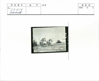 传统服装旗舞与白色建筑庆典.jpg