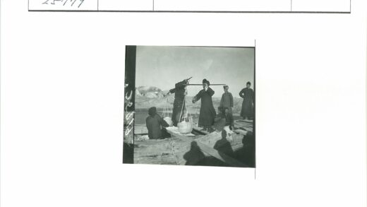 传统服装木船山区风光.jpg