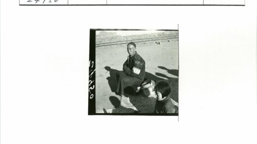 传统服装母子铁轨旁歇息.jpg