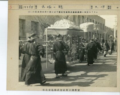 传统服装游行与建筑街景.jpg