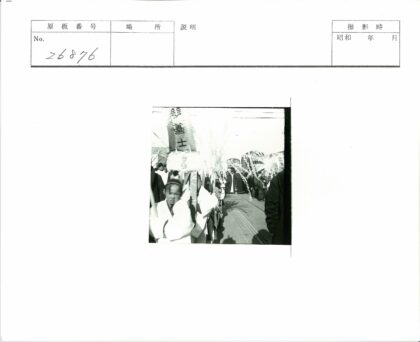 传统服装游行队伍持长杆行进.jpg