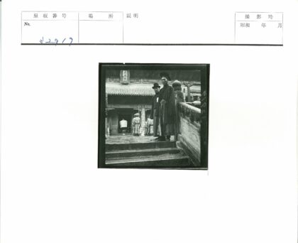 传统服装男子与仪仗队建筑前.jpg