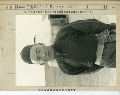 传统服装男子与帐篷户外场景.jpg