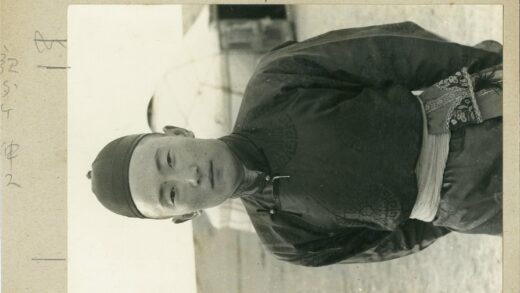 传统服装男子与帐篷户外场景.jpg