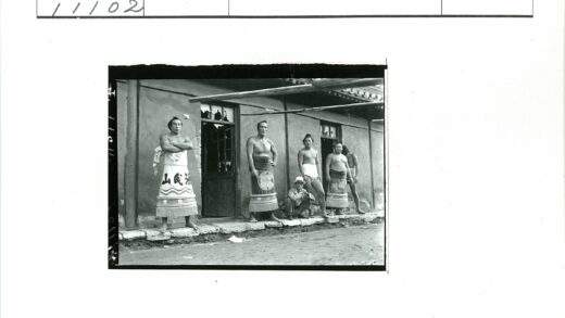 传统服装男子与旧建筑前合影.jpg