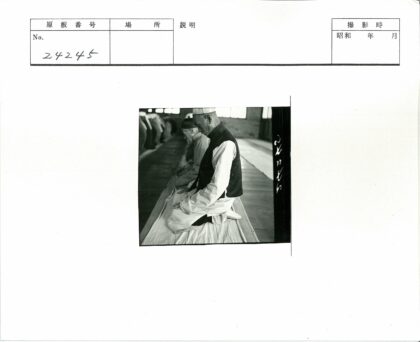 传统服装男子专注祈祷.jpg