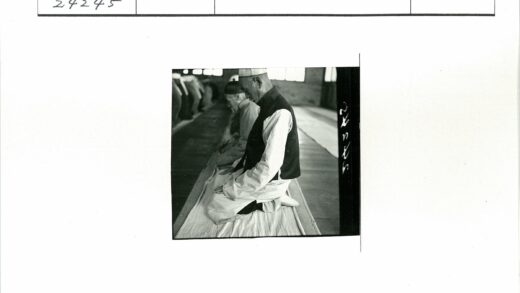 传统服装男子专注祈祷.jpg