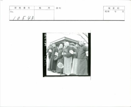 传统服装男子建筑旁列队.jpg